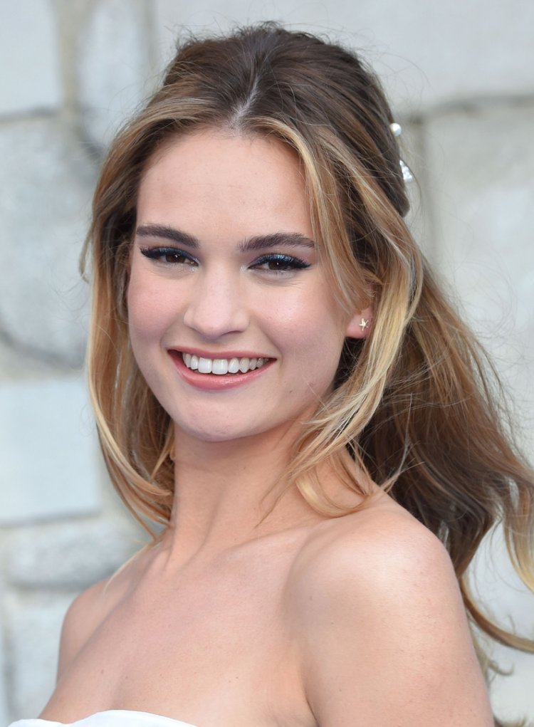 Лили Джеймс фигура