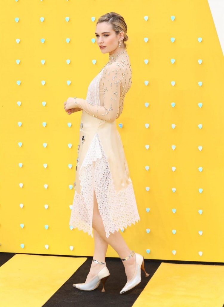 Lily James сверкнула попой