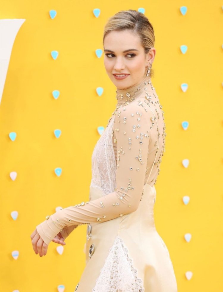 Голая Лили Джеймс (Lily James