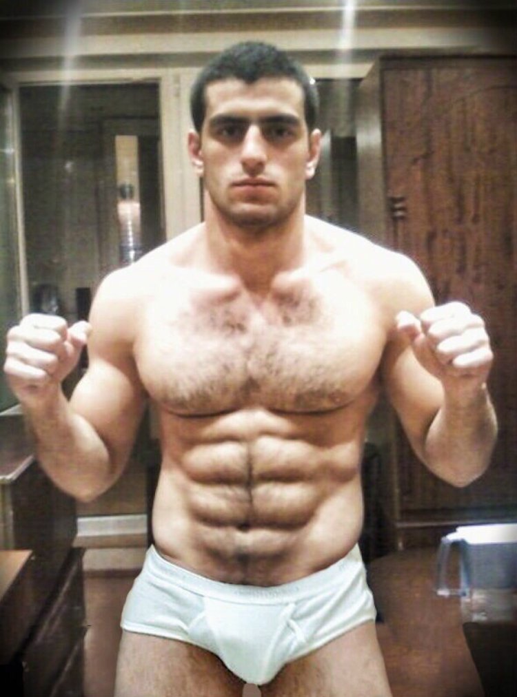 Накаченный кавказец