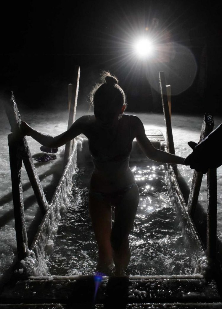 Девушки в проруби голышом