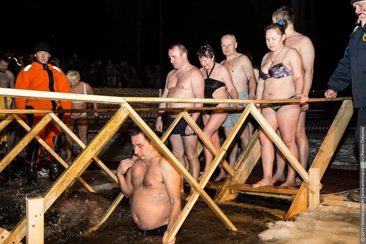 Голые купаются в проруби