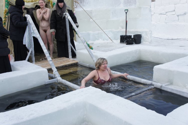 Солдаты в проруби