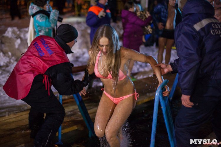 Голые купаются в проруби