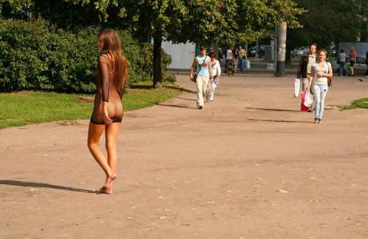 Короткое платье на голое тело