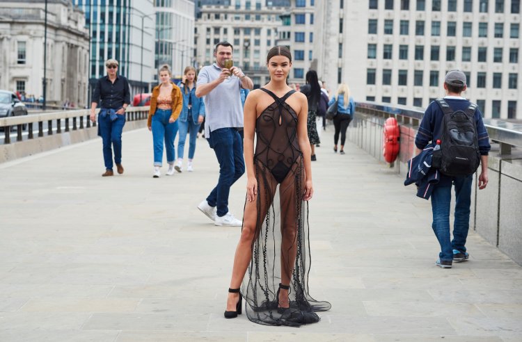 Голые девки в прозрачной одежде