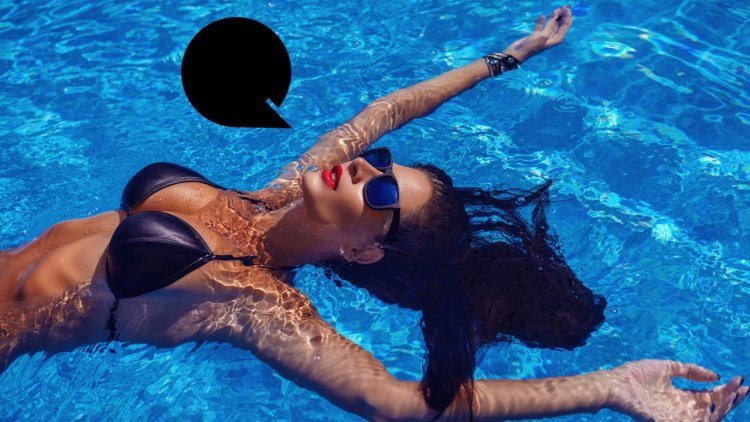 Попа в бассейне