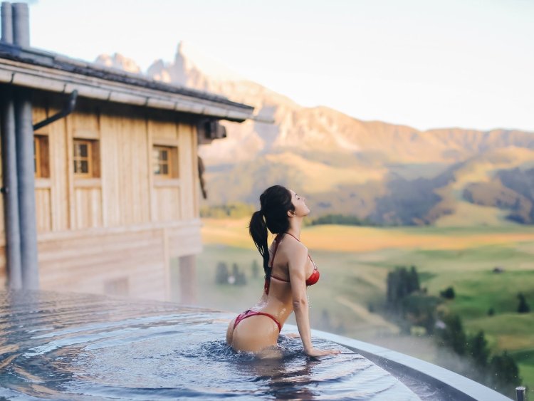 Вика Одинцова в бассейне