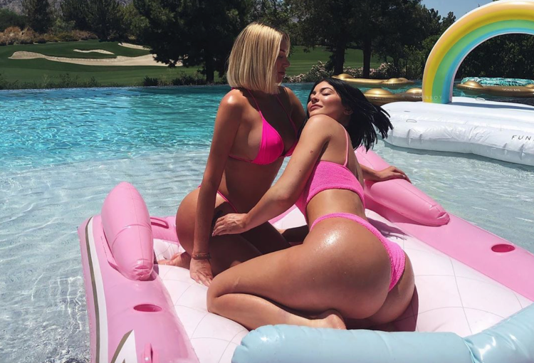 Красивые брюнетки в бассейне