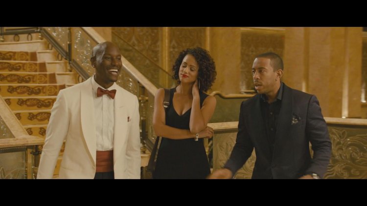 Натали Эммануэль на пляже