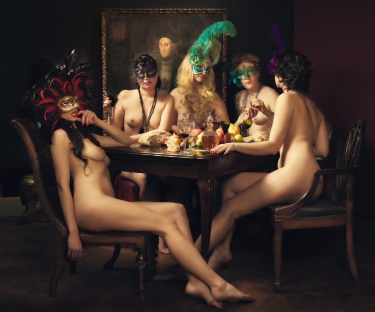 Голые зрелые подруги в бане