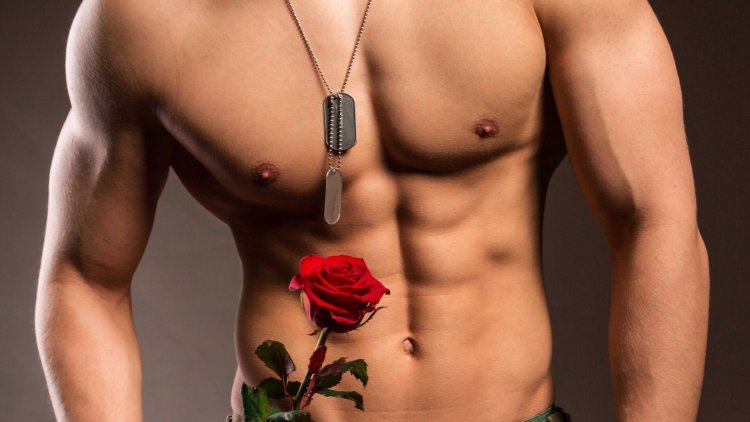 Торс мужчины с розой