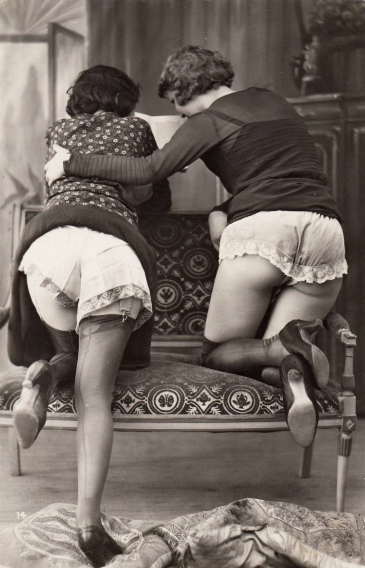 Голые пышные дамы в панталонах