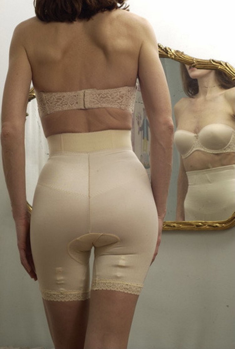 Голые женщины в панталонах