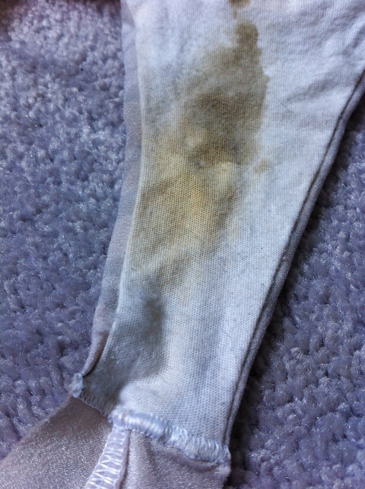 Грязные стринги девушек с выделениями