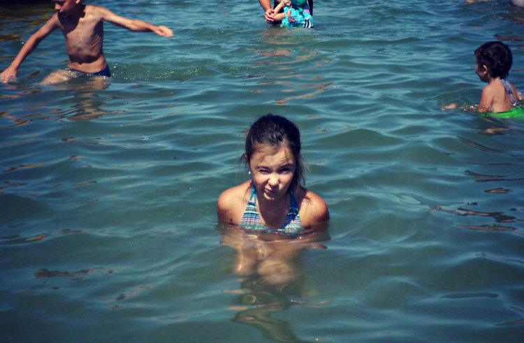 Дети купаются в море