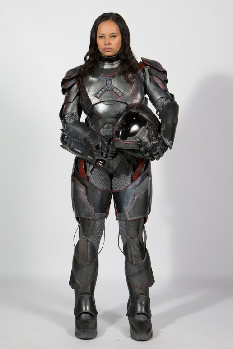 Белые надписи на черном фоне