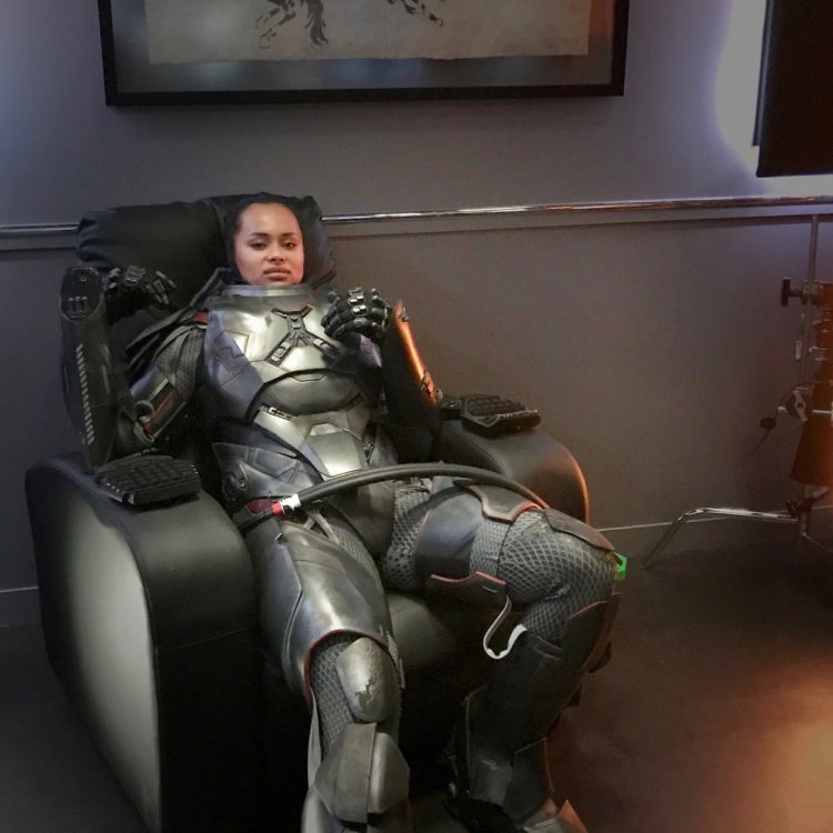 Фрэнки Адамс грудь