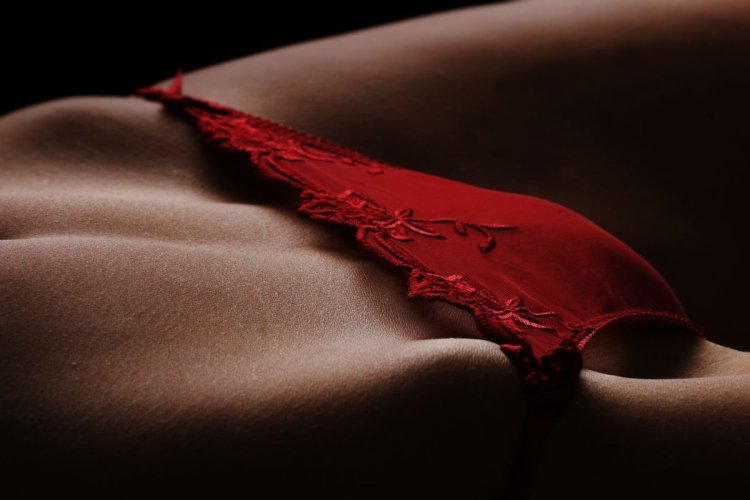 Голые женщины в красных трусиках