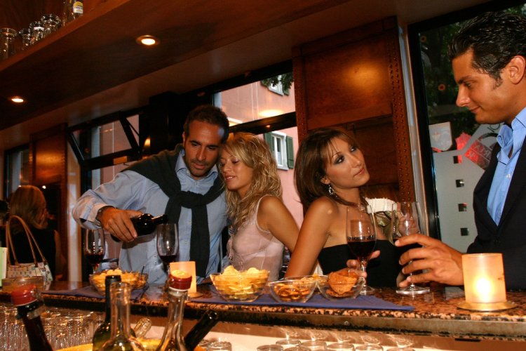 Свинг вечеринка в баре