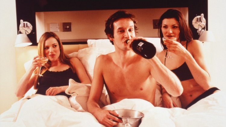 Девушка в окружении мужчин