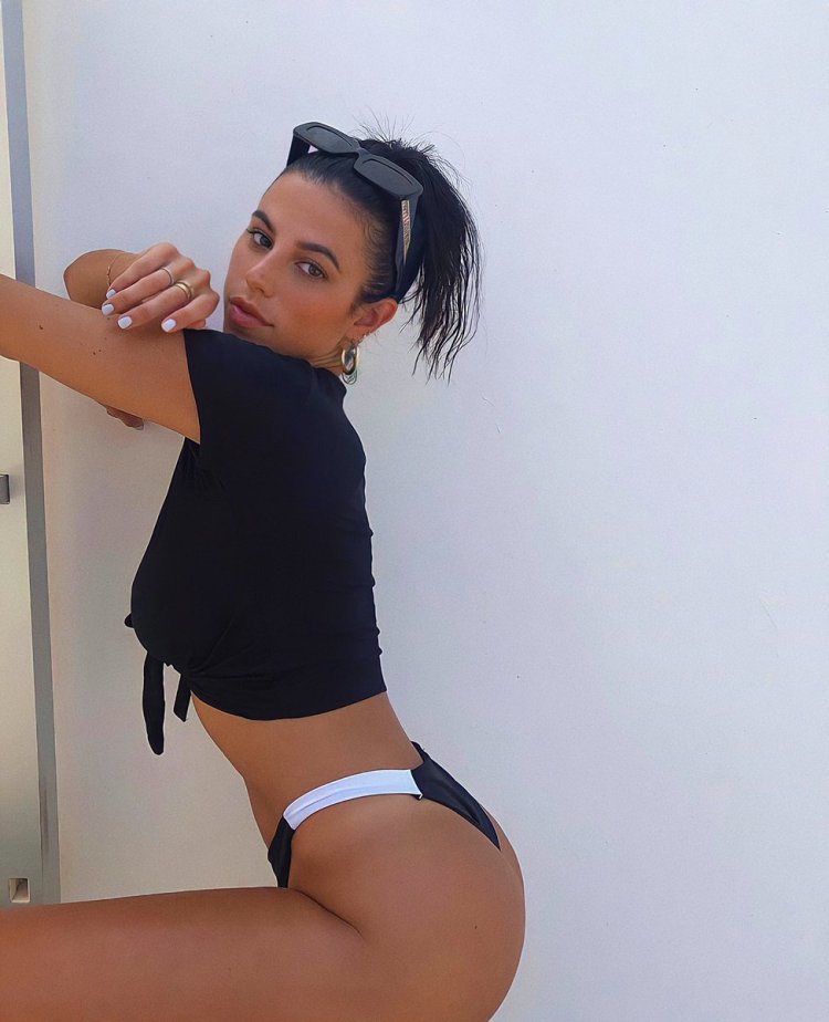 Кайли Дженнер ягодицы 2020