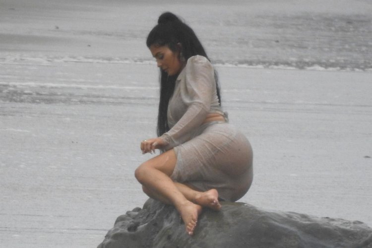 Кайли Дженнер в стрингах