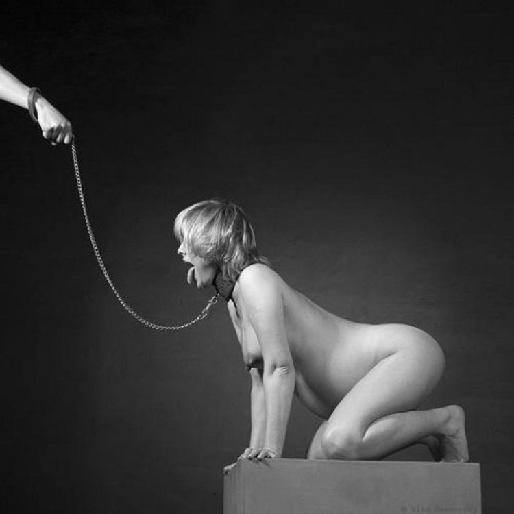 Красивые молодые рабыни