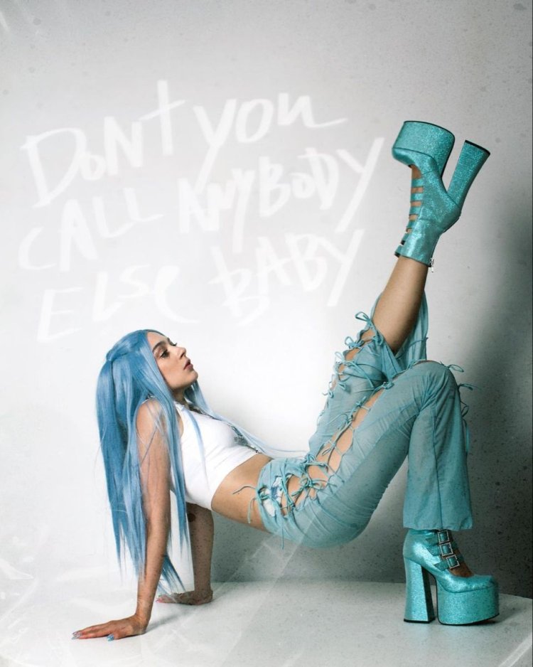 Мэйби Бэйби босиком