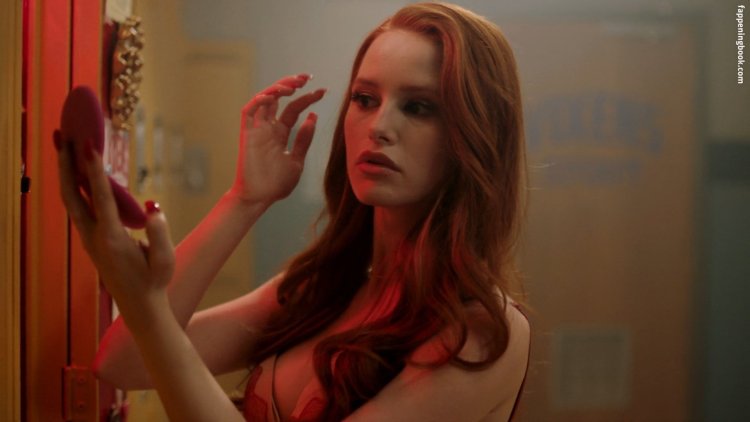 Мэделин Петш в белье