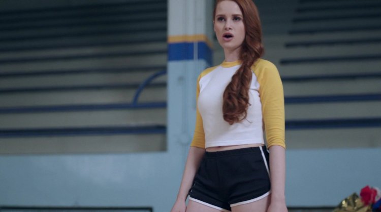 Мэделин Петш грудь