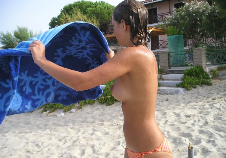 Сдергивает лифчики на пляже