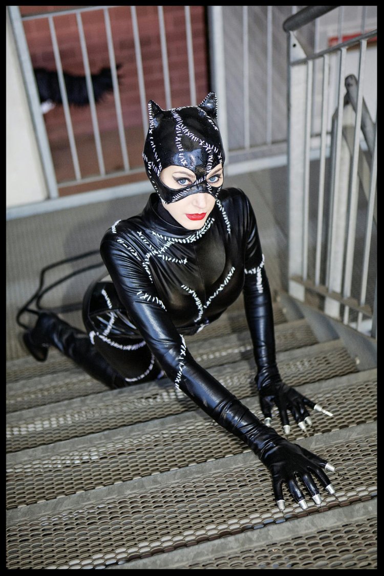 Девушка в кожаном корсете и маске