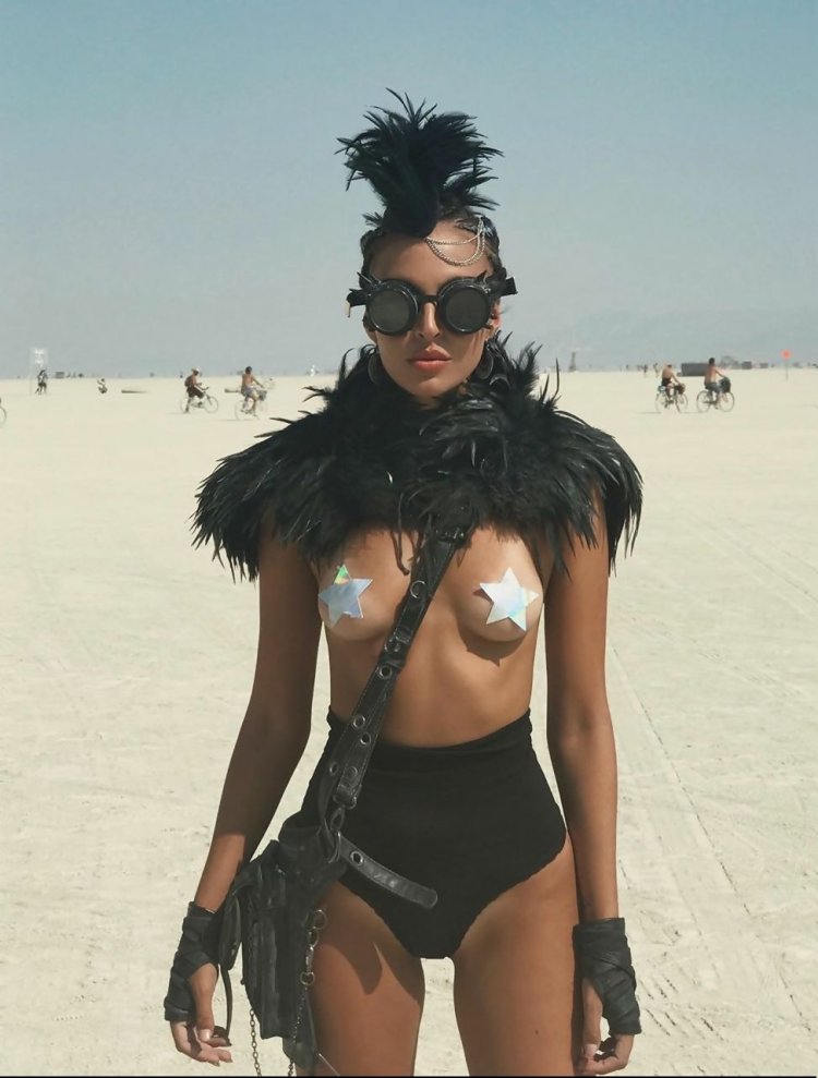 Burning man девушки без трусов
