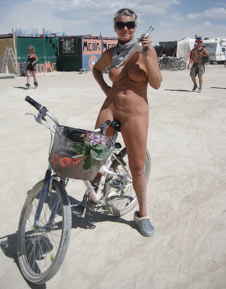 Бернинг Мэн фестиваль девушки nude