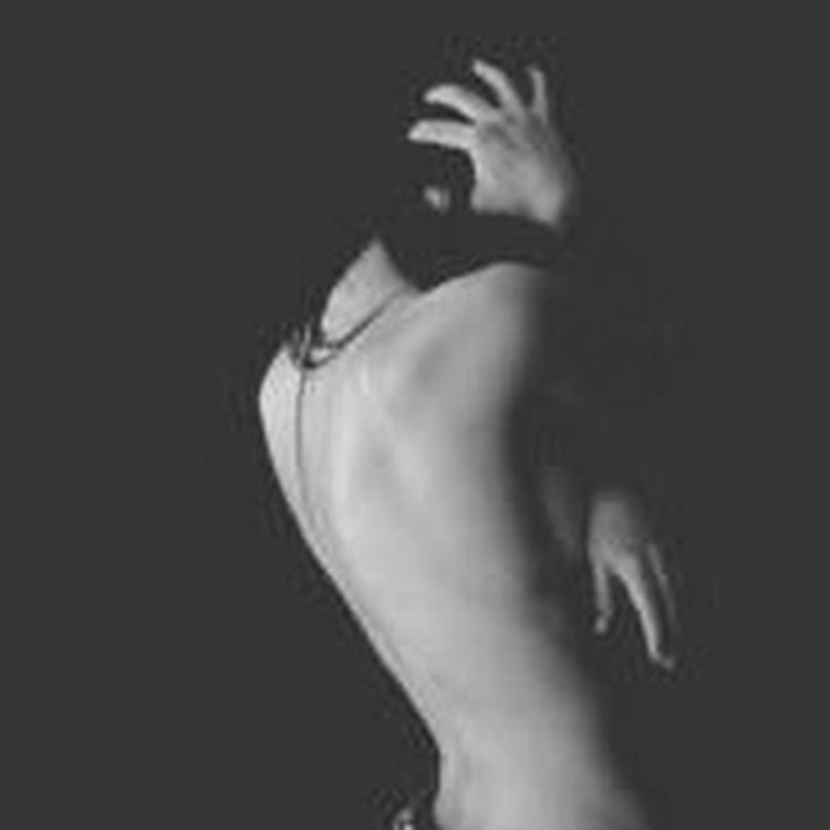 Брюнетка в красивом платье со спины