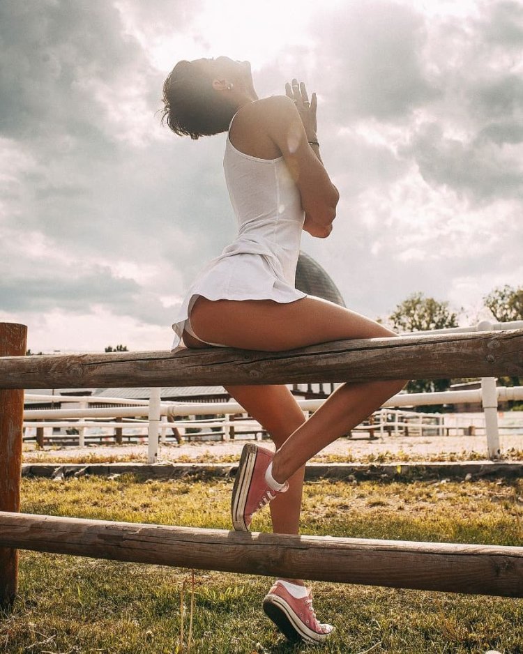 Джен Селтер на кровати