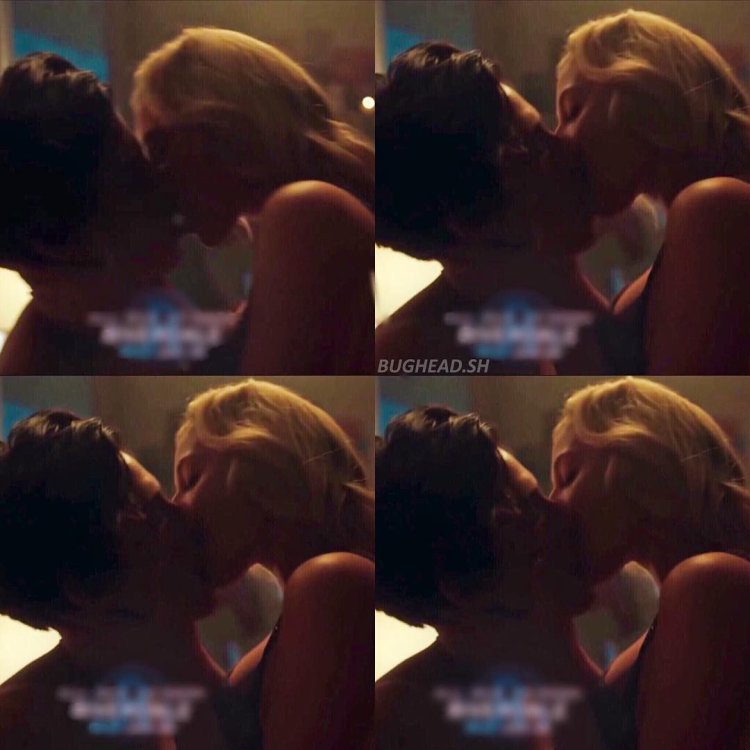 Лили Рейнхарт в белье