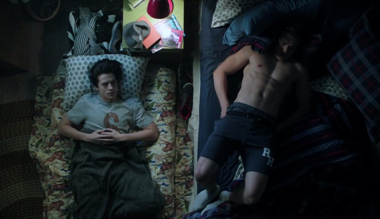 Мэделин Петш лежит