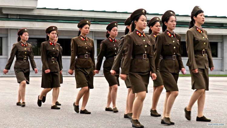 Женщина на параде в армии Северной Кореи
