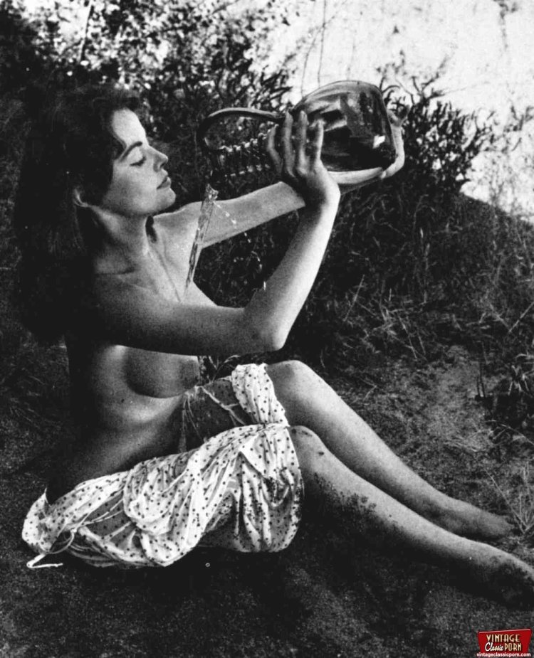 Красивые голые нудистки ретро