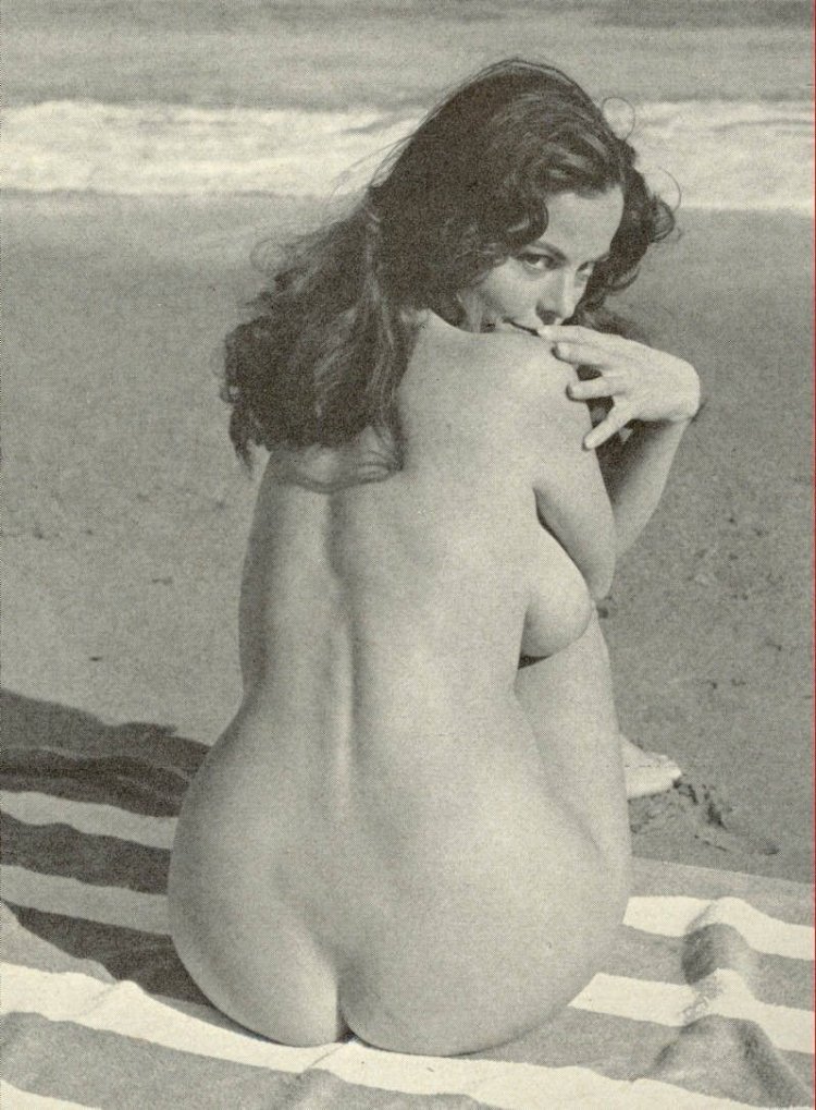 Дайан Уэббер голая в ванной