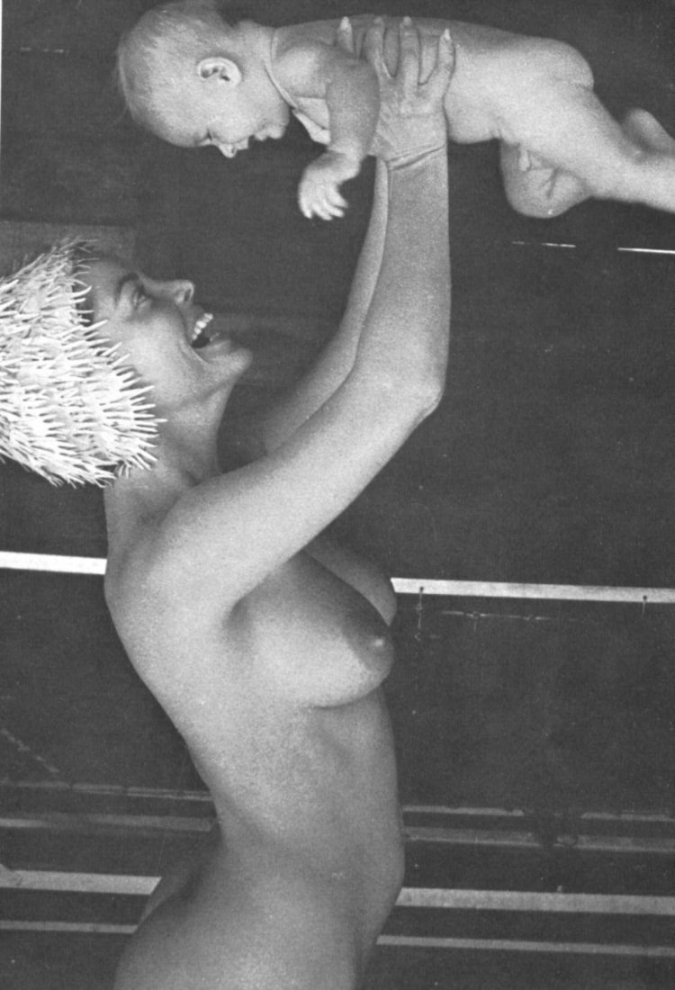 Дайан Уэббер голая в ванной