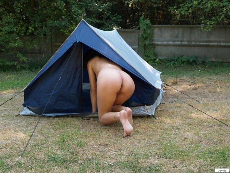 Голые девчонки в палатке