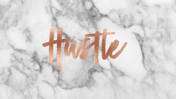 Девушка в кафе чб