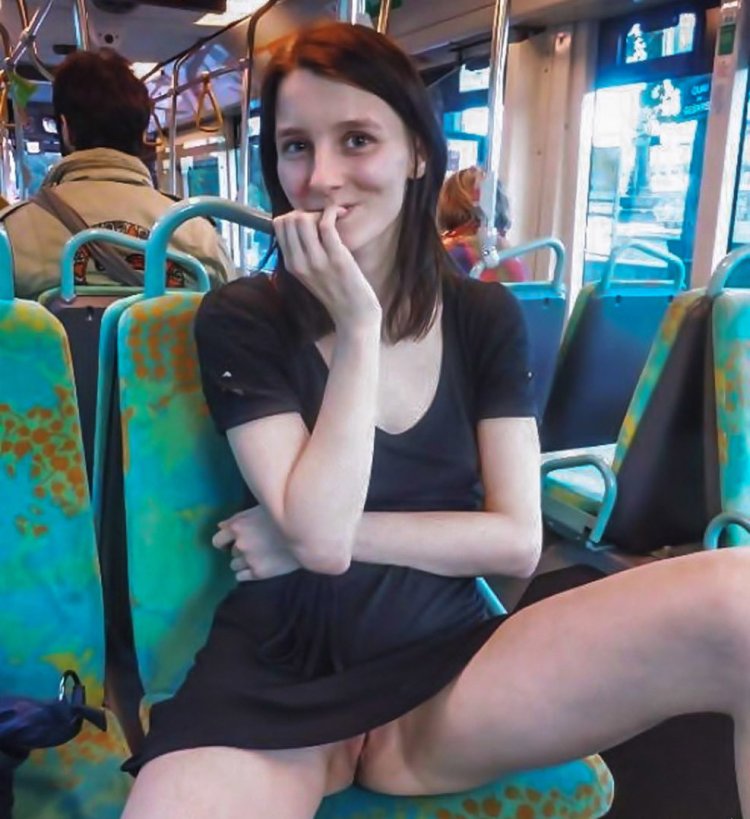 Девушки без трусиков в общественном транспорте
