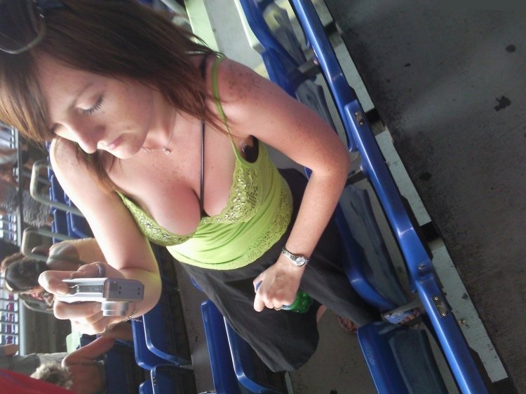 Декольте в автобусе