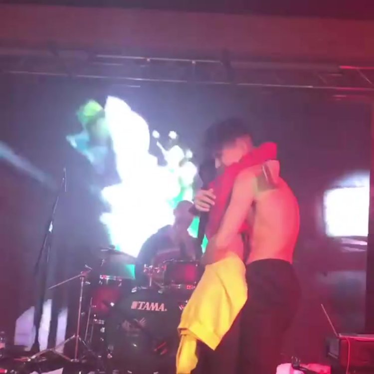 Моргенштерн поцеловал фанатку