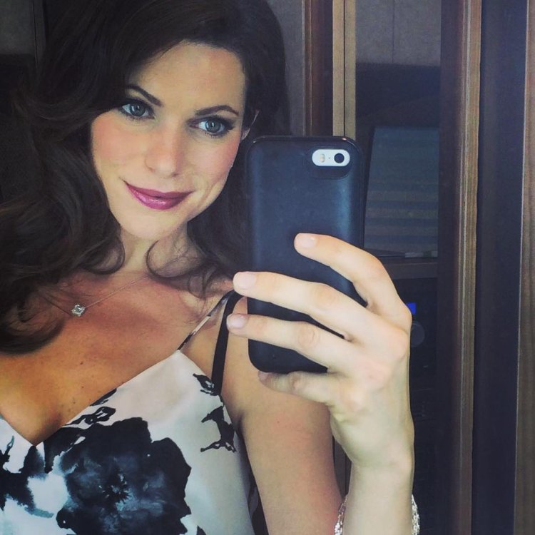 Кортни Хенгелер hot