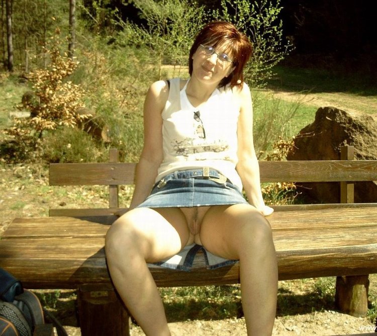 Текущие пезды под юбкой снизу